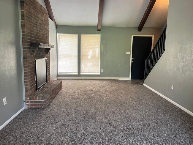 Building Photo - 455-457 Maple Grove Way