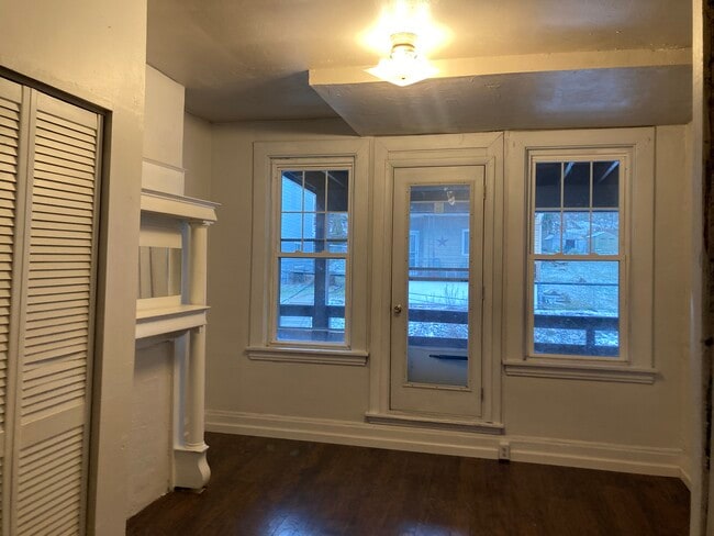 Lots of windows - 406 Grace St