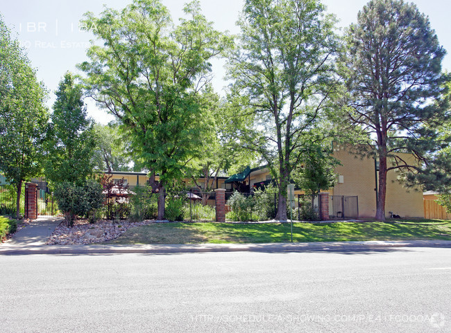 Primary Photo - 2290 S Oneida St