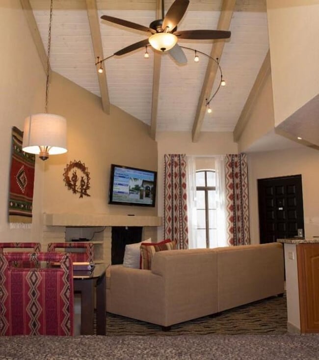 Foto del edificio - 6302 E Camelback Rd