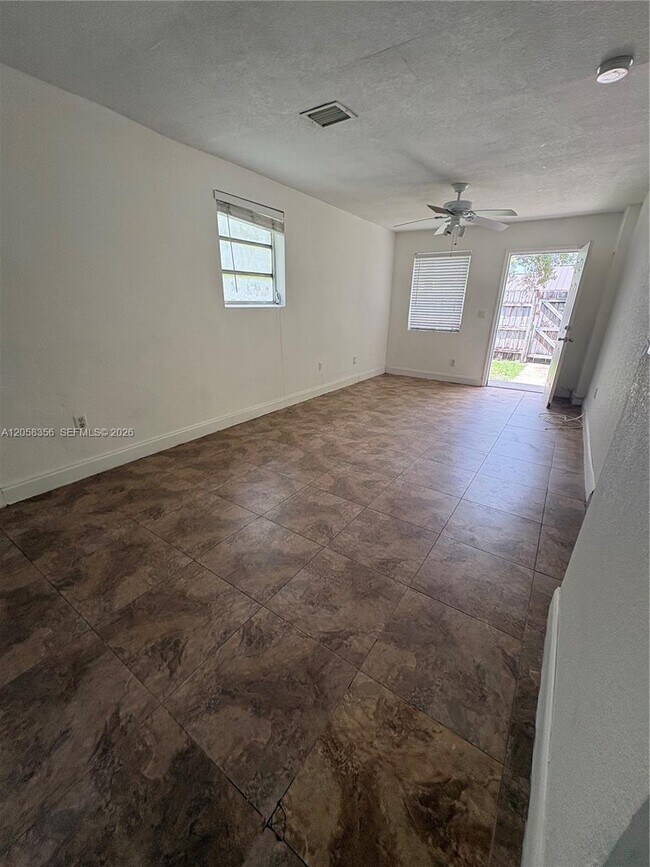 Foto del edificio - 410 Pinecrest Dr