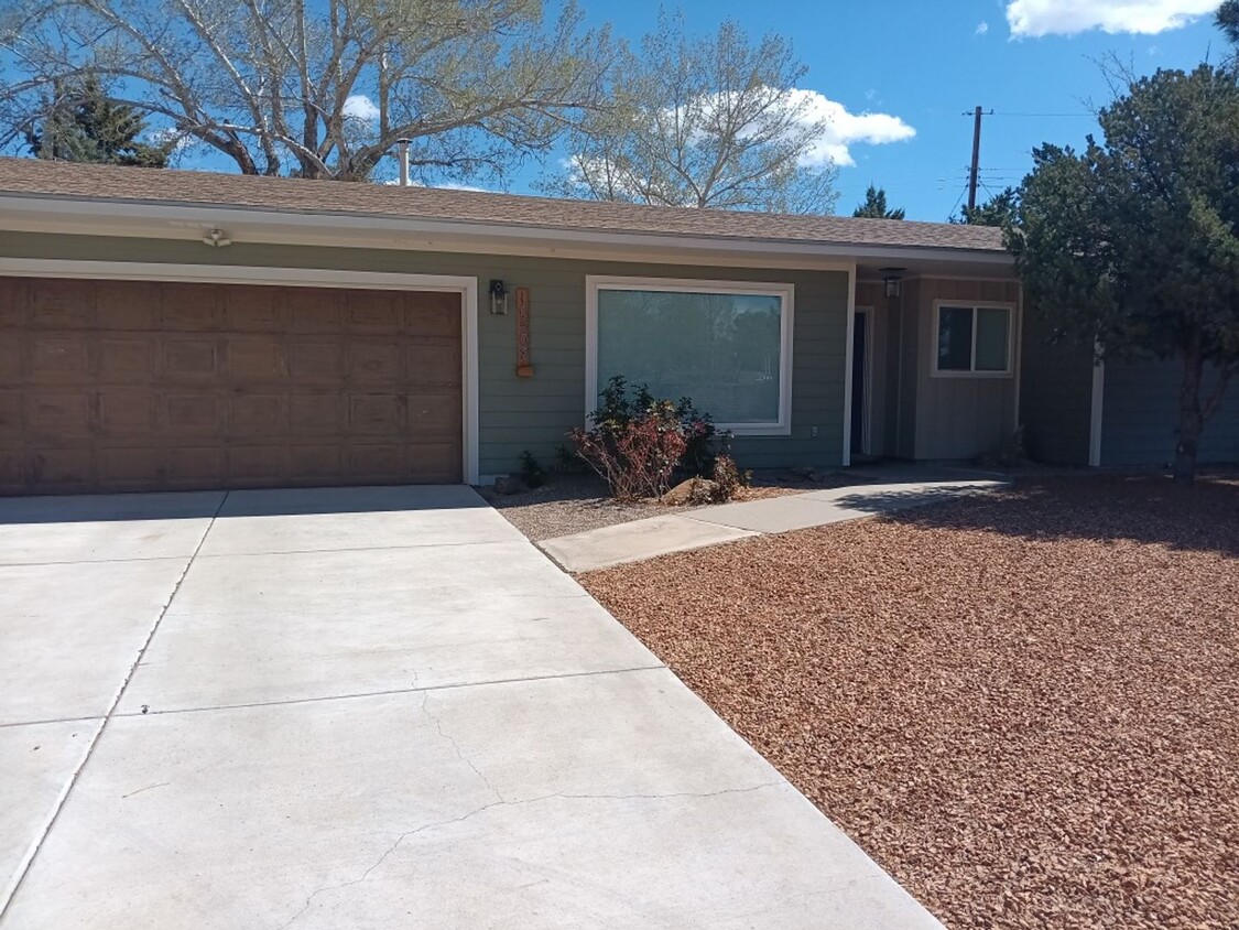 Primary Photo - Stunning 4 bedroom, 2 bathroom home! Showi...