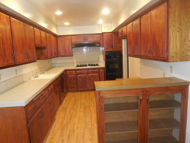 Building Photo - 445 S Los Robles Ave