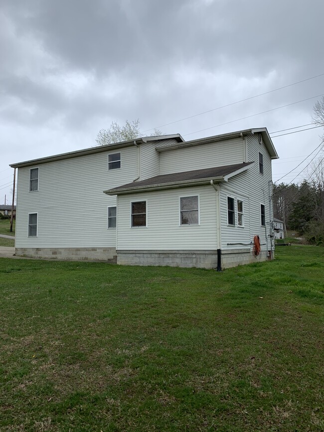 Building Photo - 167 Country Est