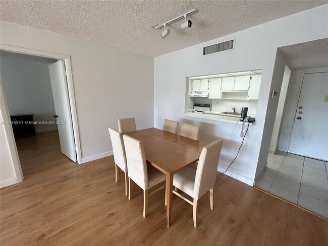 Foto del edificio - 230 Lakeview Dr