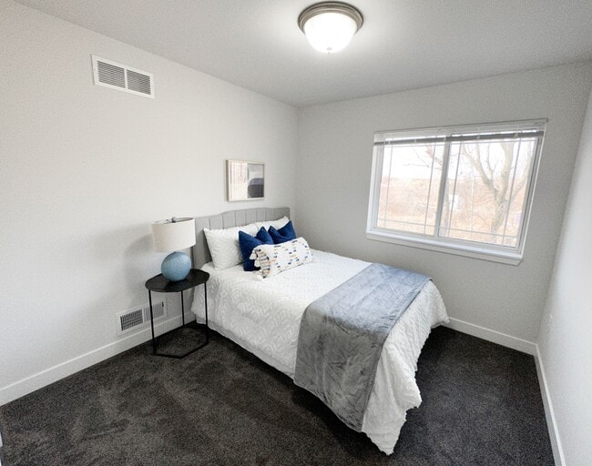 Building Photo - 3 Bed / 2.5 Bath Townhome for rent in Cottage Grove!