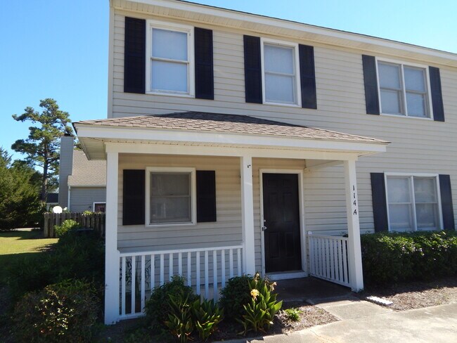 Building Photo - Center of it all! Large 2 Bedroom Townhous...
