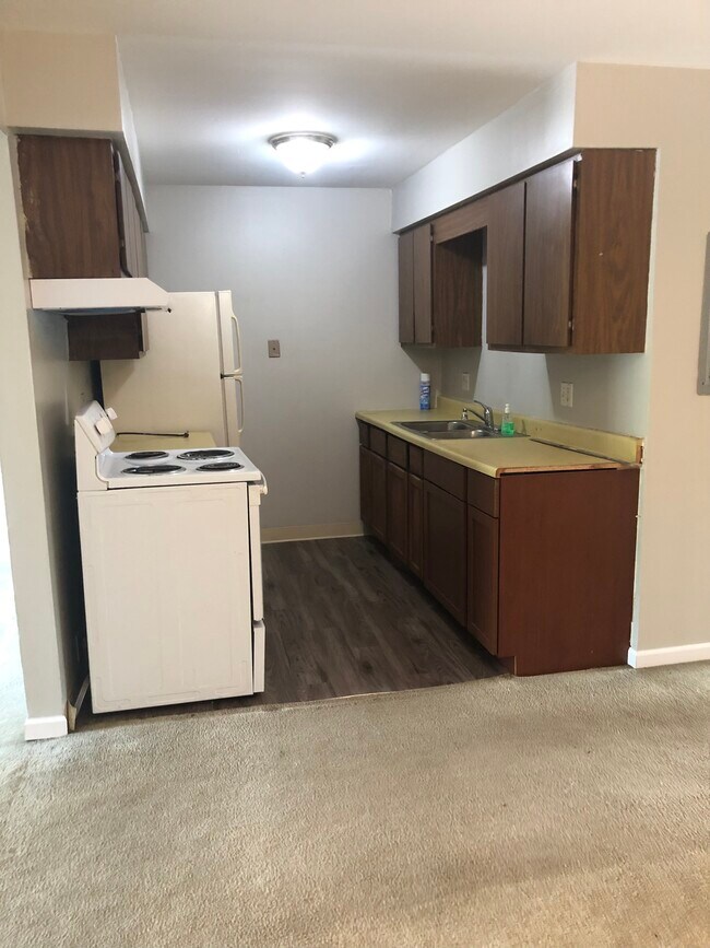 Kitchen - 535 W Lies Rd