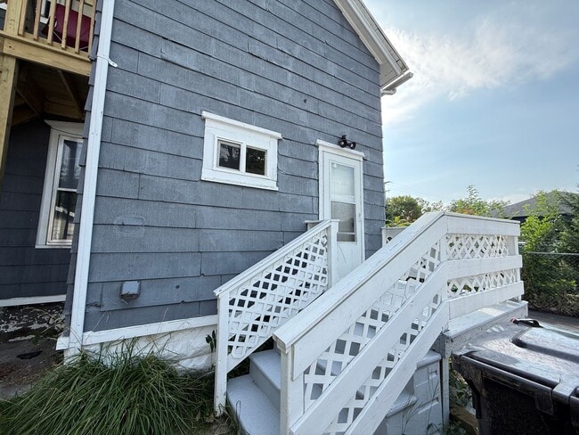 Building Photo - 306 N Elm Ave