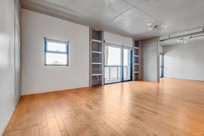 Building Photo - Discover sophisticated high-rise living in this beautifully appointed 1 bd/2ba residence  in the ...