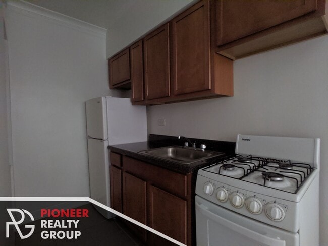 Building Photo - 4647 N Paulina St