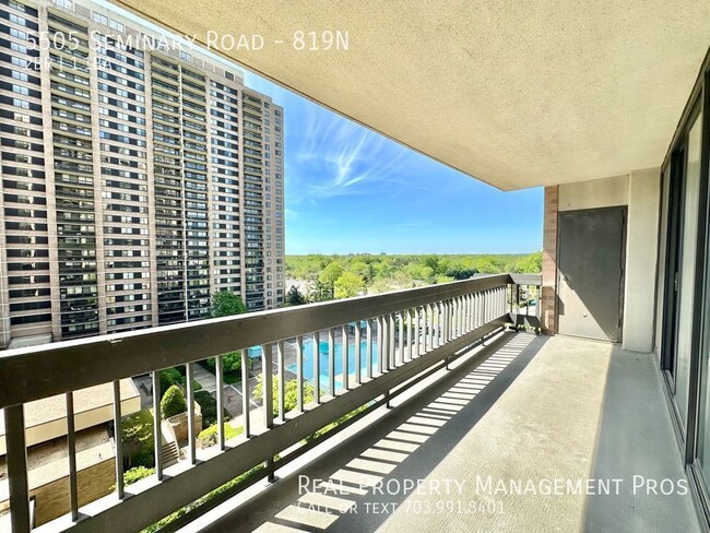 Building Photo - Stunning, Stylish Skyline Square Condo!