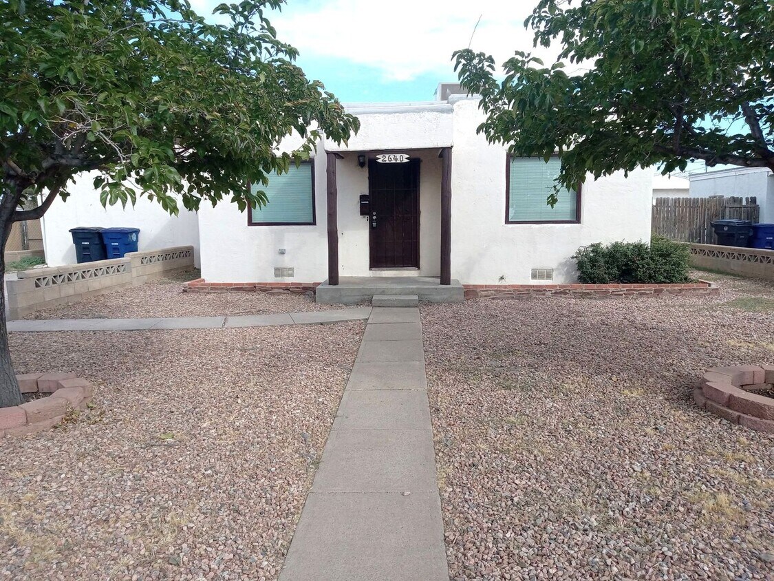 Foto principal - **4 Bedroom 2 Bath Home Located in Northea...