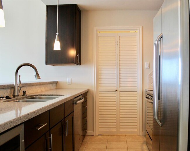 Building Photo - 1701 Hermann Dr