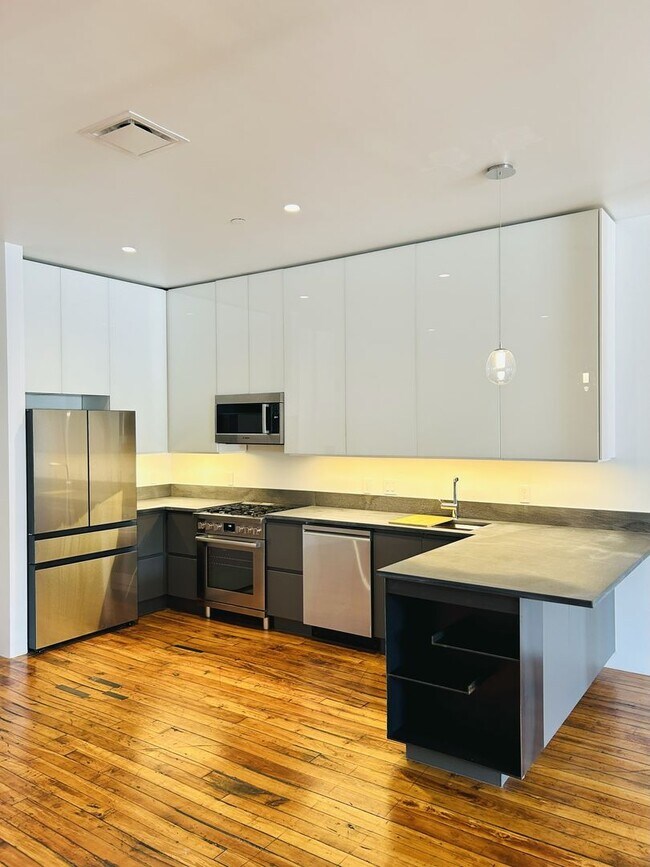 Building Photo - Historic Charm, Modern Luxury, 1 bedroom c...