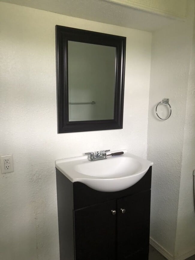 Building Photo - 2 Bed 1 Bath Home