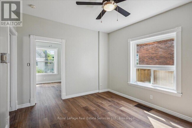 Photo du bâtiment - 33 Rose Ave