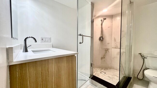 Photo du bâtiment - 2 Lytton Blvd