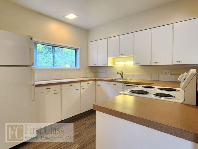 Building Photo - 8500 SW Canyon Dr