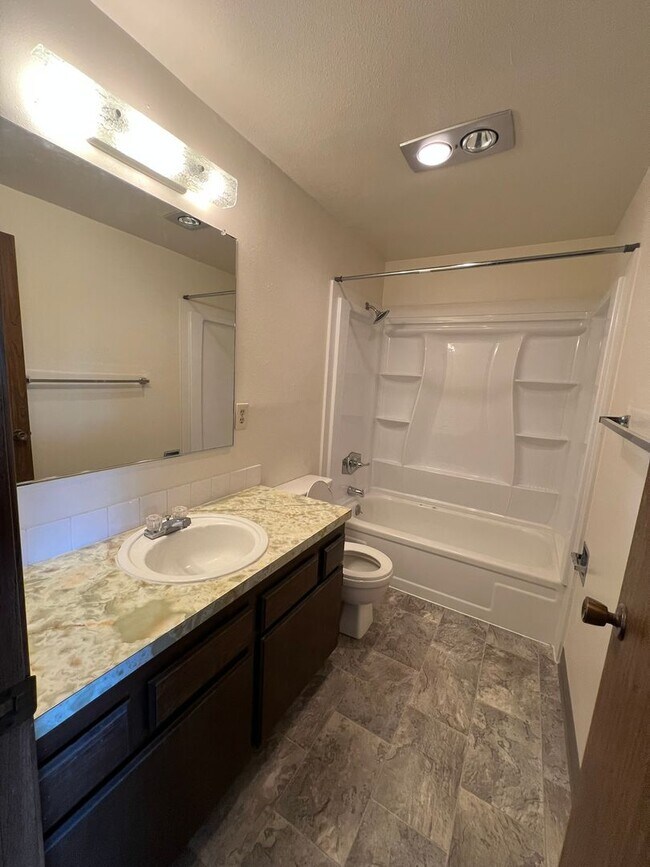 Foto del edificio - 2 Bedroom, 1.5 Bathroom Apartment - Only m...