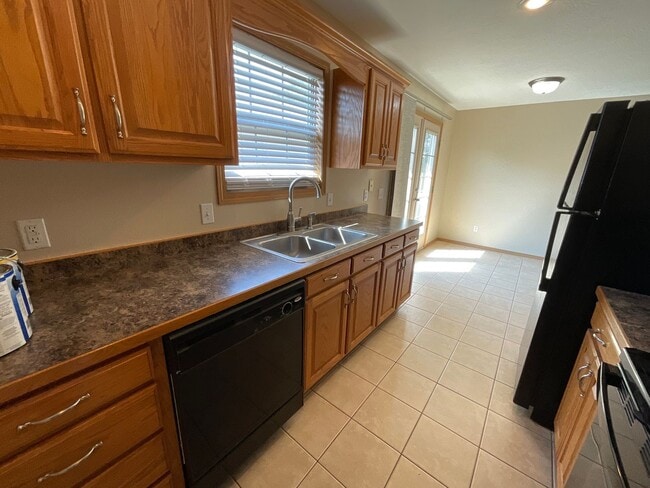 Building Photo - LEASING