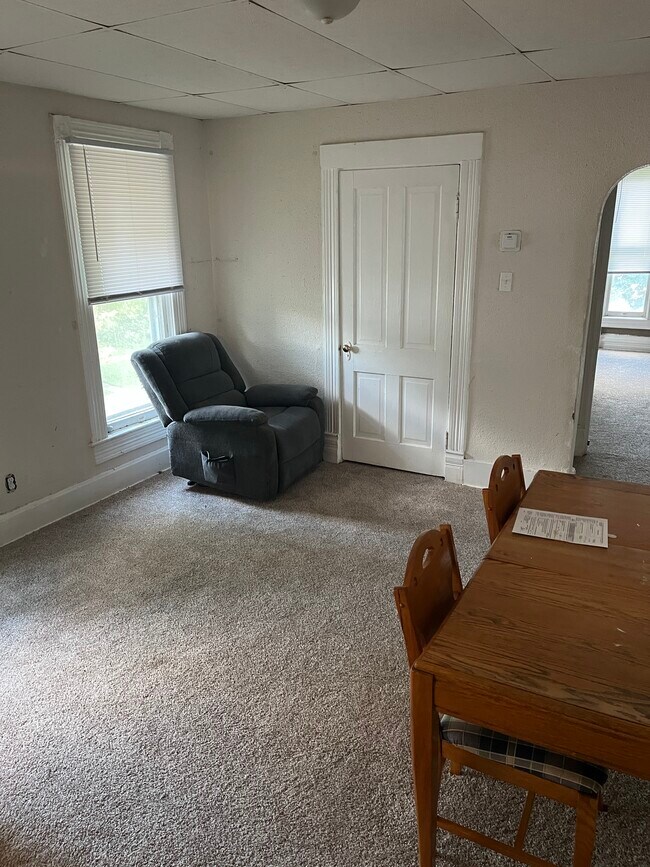 Comfortable living spaces - 830 W Jefferson St