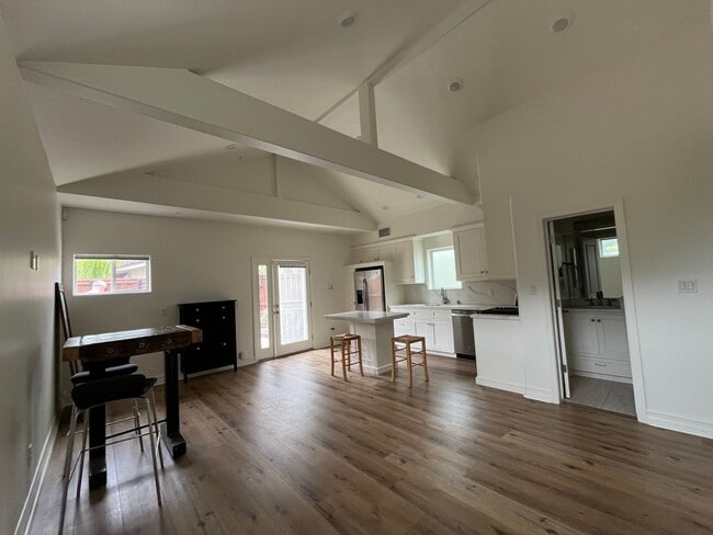 Building Photo - Beachy Montecito Cottage