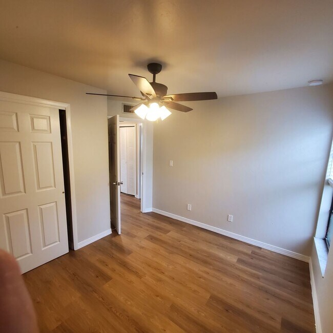 Building Photo - 2 Bedroom 1 Bathroom Condo available now i...