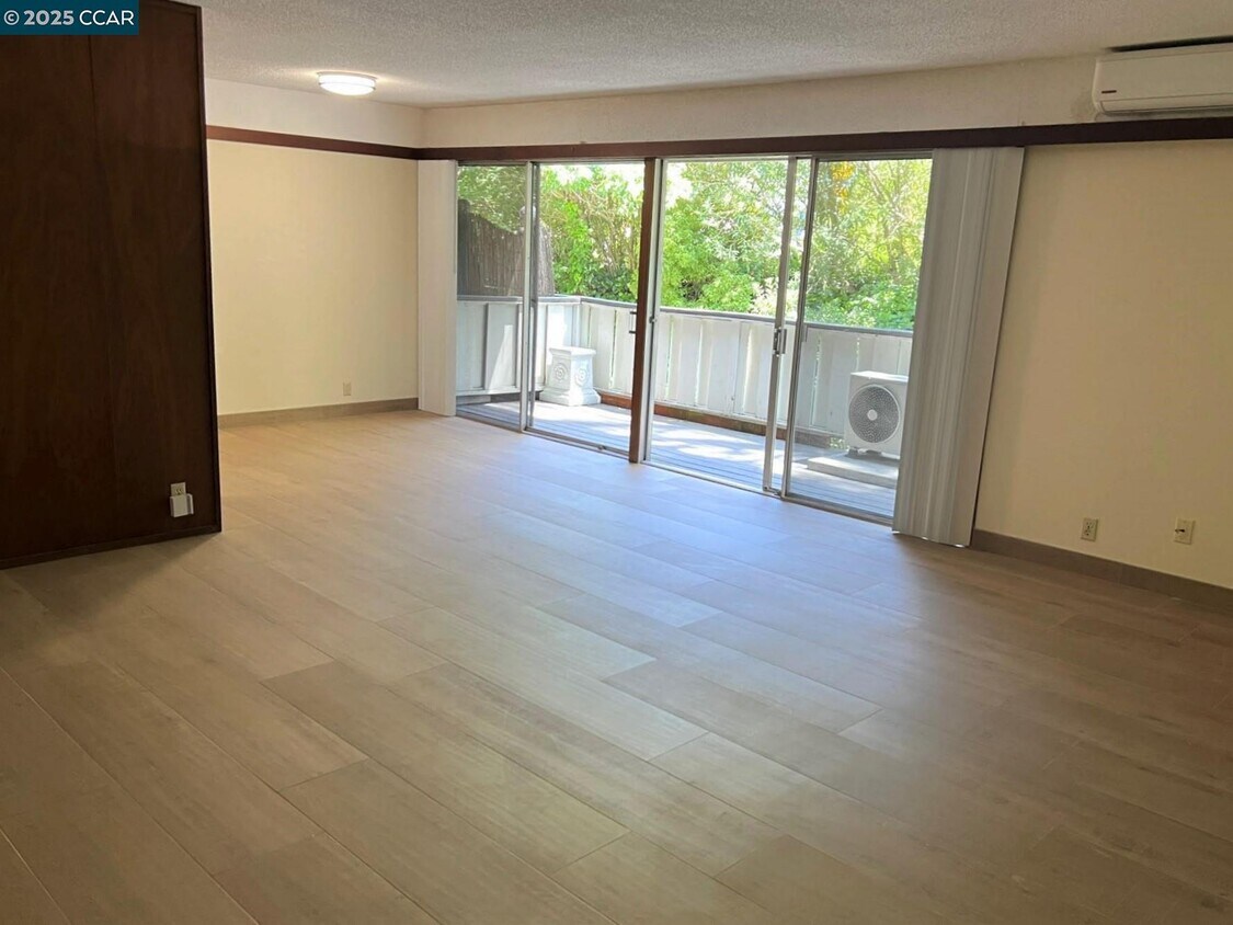 Foto principal - 67 Brookwood Rd