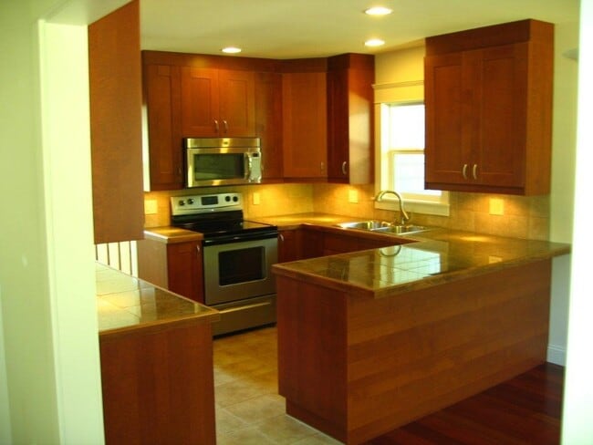 Kitchen - 2575 6th Ave W