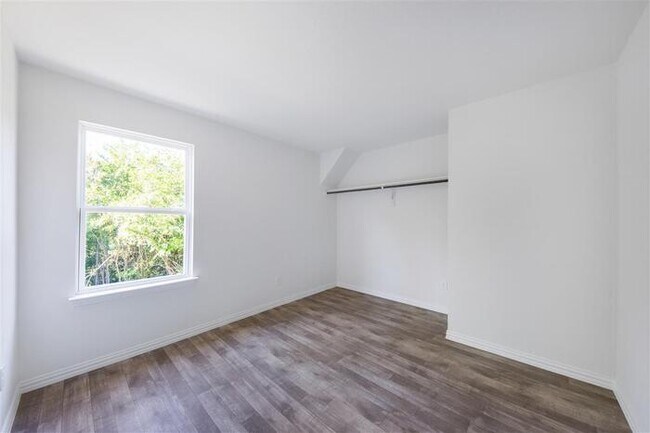 Building Photo - 2213 Dillard St