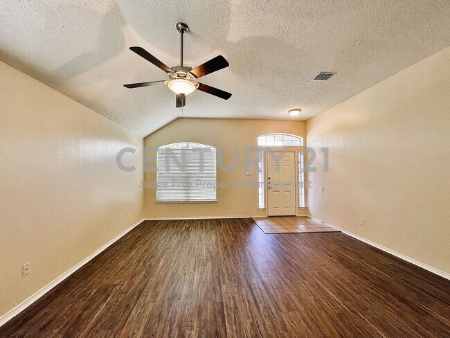 Building Photo - Lovely 4/2/2 in Grand Prairie For Rent!