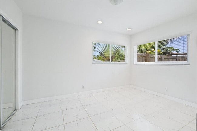 Building Photo - 2440 SW 16th St