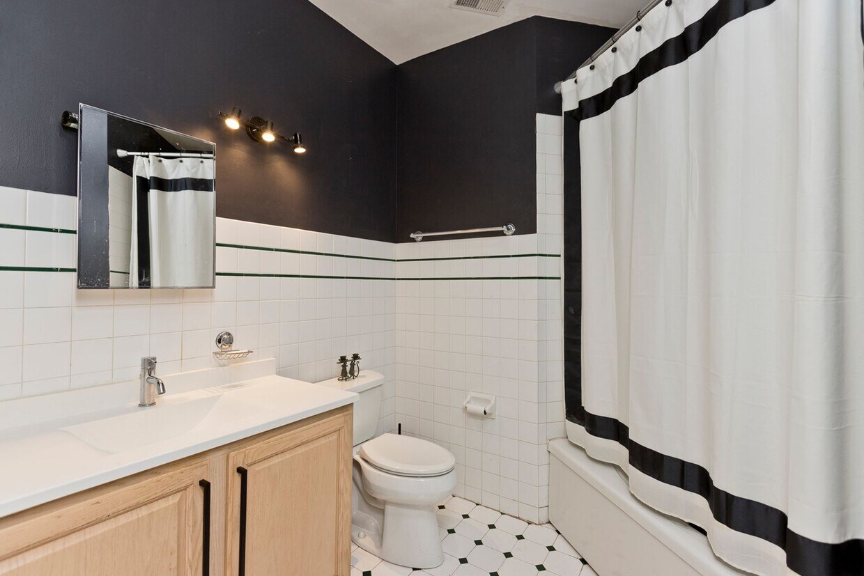 Foto principal - 1470 N Milwaukee Ave