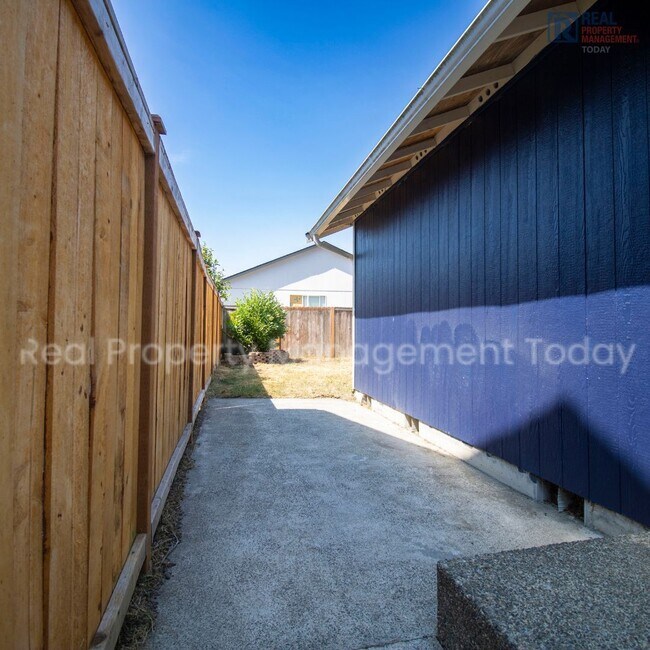 Foto del edificio - Great 3 bedroom home available NOW Close T...