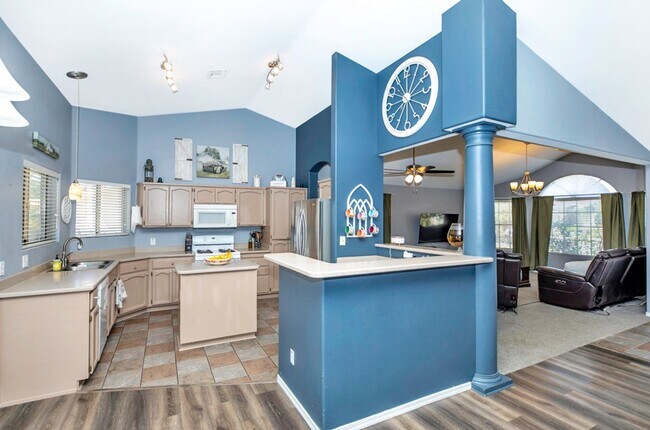 Foto del edificio - Pool home for rent August 1, 2025