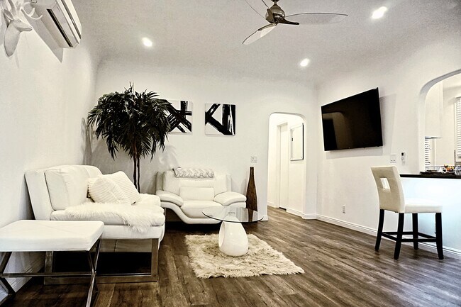Building Photo - 1418 S Crest Dr