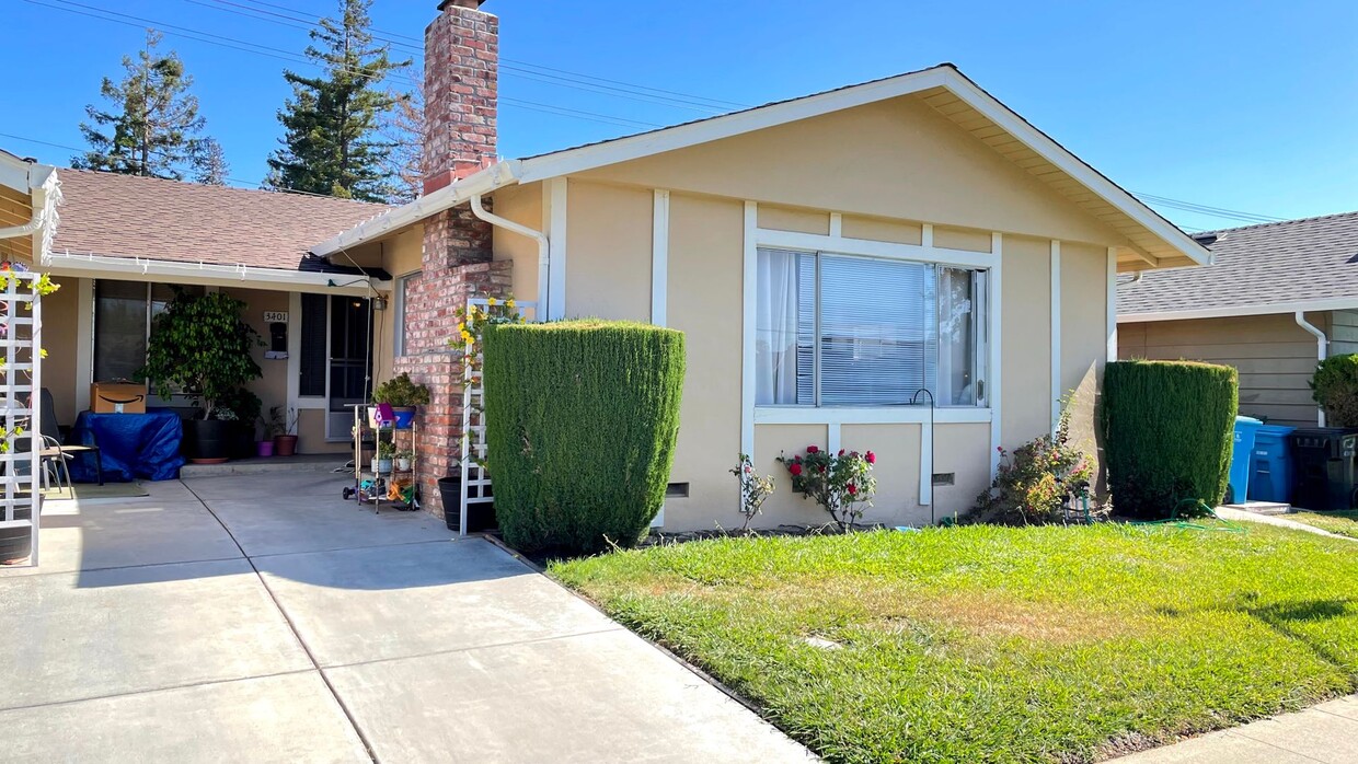 Foto principal - 3BD/2BA - Charming duplex in nice neighbor...