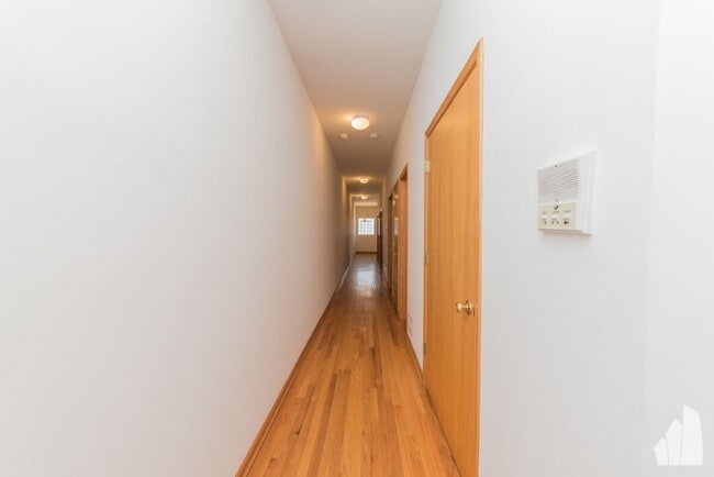 Building Photo - 4231 N Kenmore Ave