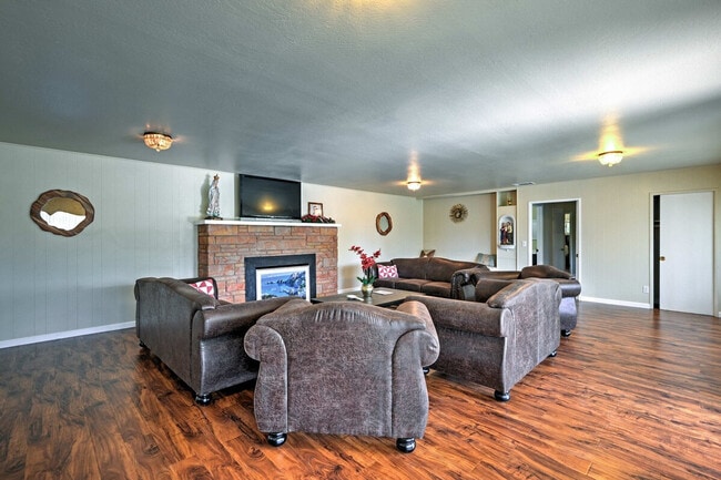 Foto del edificio - 10505 Center Ave