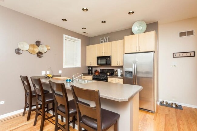 Building Photo - 2 bedroom in Chicago IL 60613