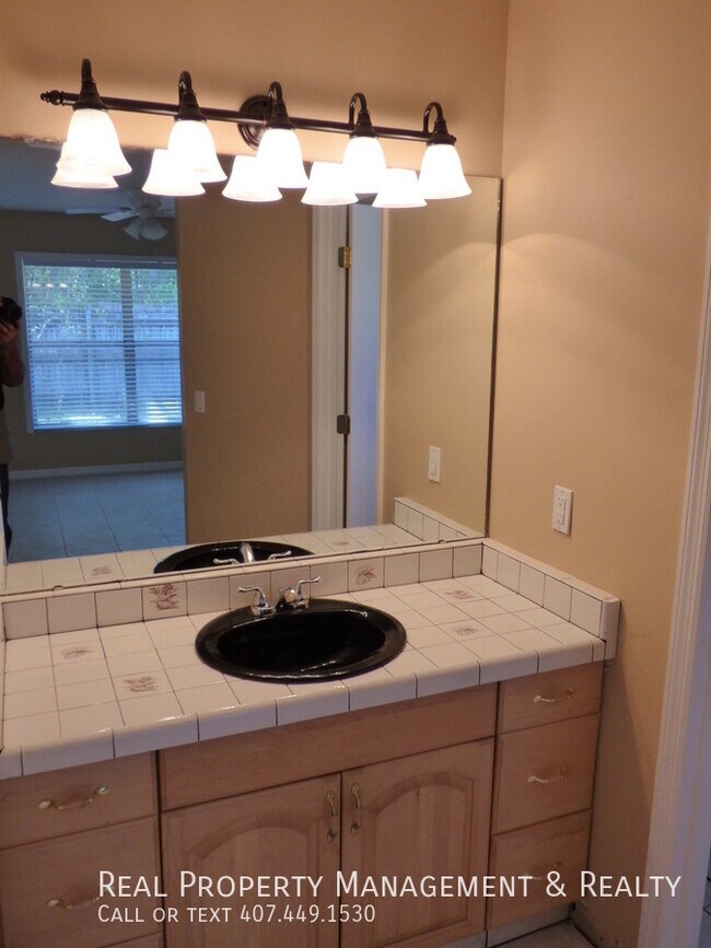 Building Photo - Nice 3 BR / 2 BA Home In Oak Hill Villas
