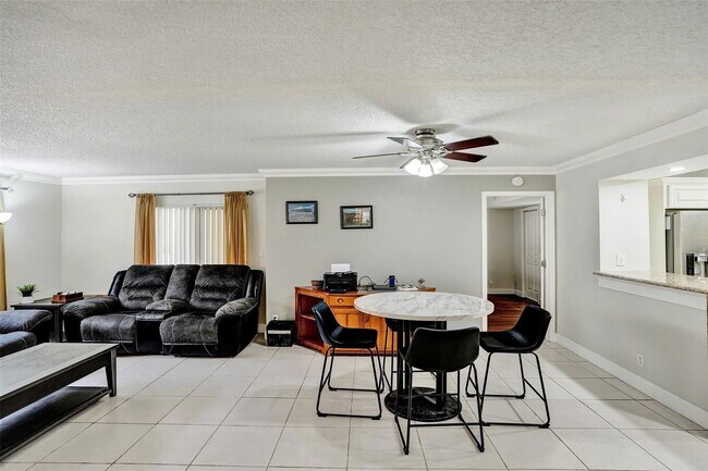 Foto del edificio - 12215 Royal Palm Blvd