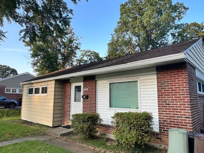 Building Photo - 4107 E Chester Dr