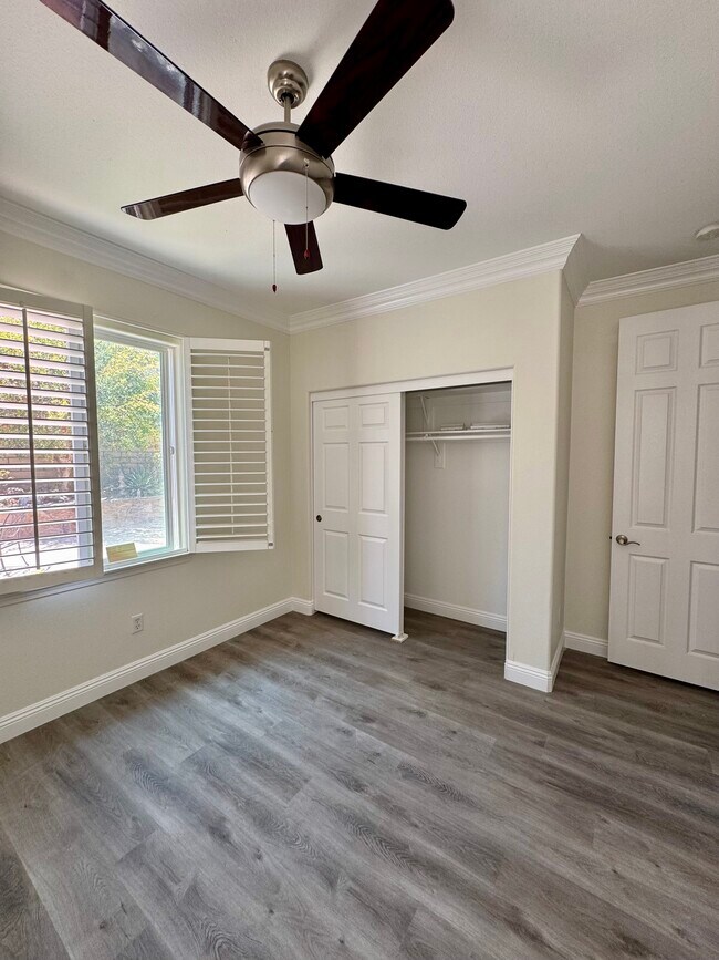 Foto del edificio - 387 Town Forest Ct