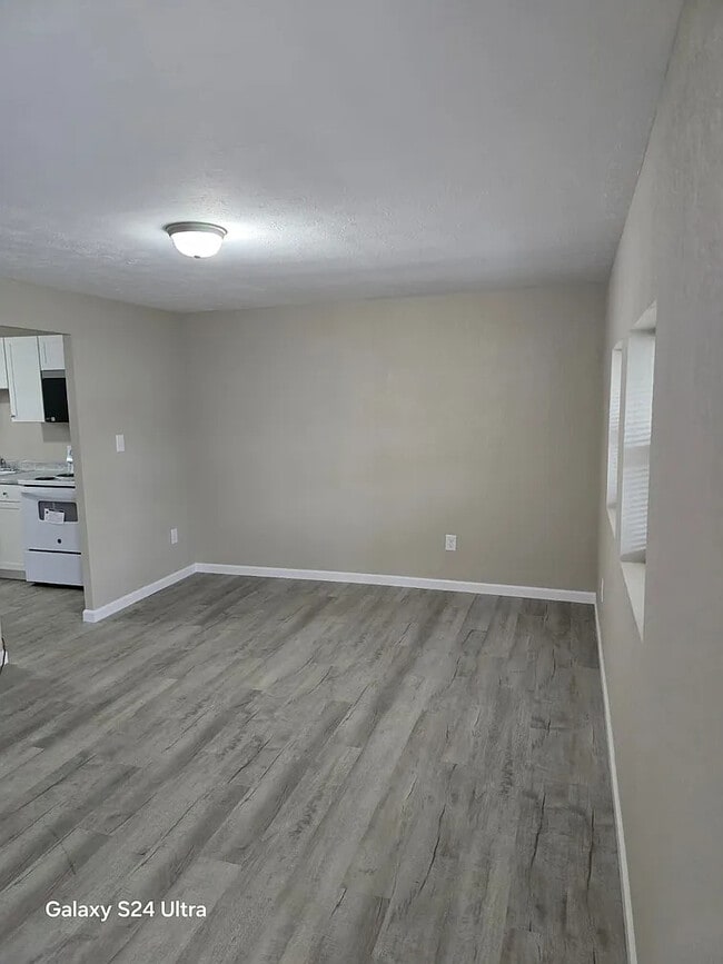 Building Photo - 126 Tacoma Rd