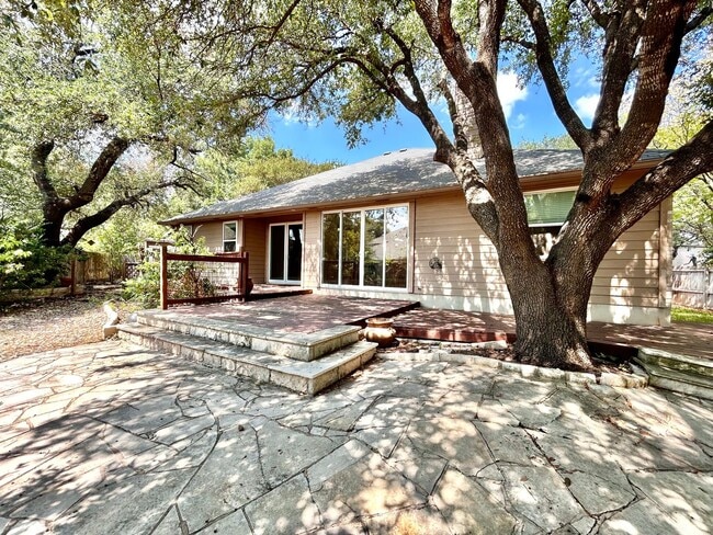 Building Photo - 4 Bed / 2 Bath Spacious One-Level Home wit...