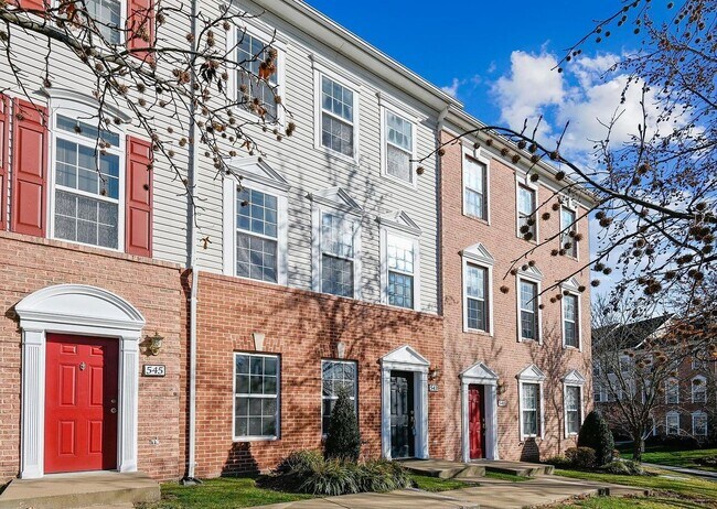 Foto del edificio - Resort-Style High View Townhome with 2-Car Garage, Private Office & Walkable Hunt Valley Location