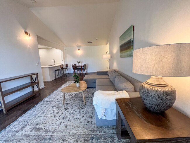 Building Photo - Fully Furnished Stunner Close to UNR!!