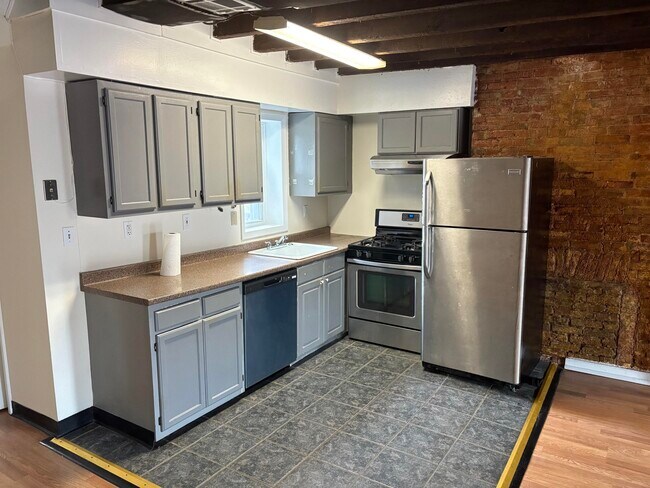 Building Photo - 631 Catharine St